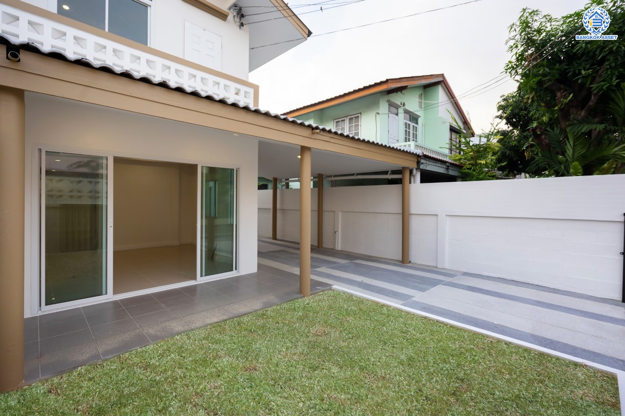 บ้านมือสองตกแต่งใหม่ หลักสี่แลนด์ ดอนเมือง บ้านแฝดหลังใหญ่ เนื้อที่ 35 ตร.ว. ฟังก์ชัน 3 ห้องนอน 2 ห้องน้ำจอดรถได้ 1 คัน บนทำเลดีที่สุด ใกล้สนามบินดอนเมือง ทางด่วน "ศรีสมาน" และรถไฟฟ้าสายสีแดง "สถานีการเคหะ"...